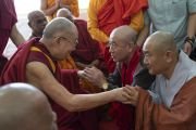По завершении учения Его Святейшество Далай-лама приветствует делегатов Глобального буддийского конгресса. Аурангабад, штат Махараштра, Индия. 23 ноября 2019 г. Фото: Тензин Чойджор (офис ЕСДЛ). По завершении учения Его Святейшество Далай-лама приветствует делегатов Глобального буддийского конгресса. Аурангабад, штат Махараштра, Индия. 23 ноября 2019 г. Фото: Тензин Чойджор (офис ЕСДЛ).