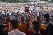 По завершении учения, на которое собралось более 50 000 верующих, Его Святейшество Далай-лама машет верующим рукой на прощание. Аурангабад, штат Махараштра, Индия. 24 ноября 2019 г. Фото: Тензин Чойджор (офис ЕСДЛ). По завершении учения, на которое собралось более 50 000 верующих, Его Святейшество Далай-лама машет верующим рукой на прощание. Аурангабад, штат Махараштра, Индия. 24 ноября 2019 г. Фото: Тензин Чойджор (офис ЕСДЛ).