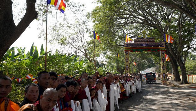 Далай-лама посетил диспуты в Дрепунг Лоселинге и отправился в монастырь Ганден Шарце