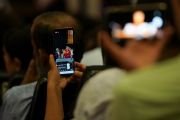 Одна из слушательниц ведет на своем смартфоне прямую трансляцию лекции Его Святейшества Далай-ламы. Гоа, Индия. 11 декабря 2019 г. Фото: Лобсанг Церинг.