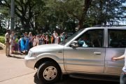 Направляясь в отель по завершении лекции, Его Святейшество Далай-лама машет верующим на прощание. Гоа, Индия. 11 декабря 2019 г. Фото: Лобсанг Церинг.