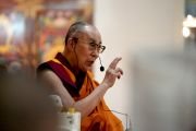 Его Святейшество Далай-лама обращается к собравшимся во время церемонии приветствия в монастыре Дрепунг Лачи. Мундгод, Индия. 12 декабря 2019 г. Фото: Лобсанг Церинг.