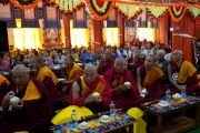 Монахи и миряне едят сладкий рис, которым их угостили во время церемонии приветствия Его Святейшества Далай-ламы в монастыре Ганден Шарце. Мундгод, штат Карнатака, Индия. 18 декабря 2019 г. Фото: Лобсанг Церинг.