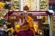 Его Святейшество Далай-лама участвует в молебне во время церемонии приветствия в монастыре Ганден Шарце. Мундгод, штат Карнатака, Индия. 18 декабря 2019 г. Фото: Лобсанг Церинг.