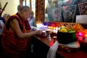 По прибытии в монастырь Ганден Шарце Его Святейшество Далай-лама возжигает масляную лампаду. Мундгод, штат Карнатака, Индия. 18 декабря 2019 г. Фото: Лобсанг Церинг.