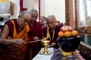 По прибытии в монастырь Ганден Лачи на открытие международной конференции «Чже Цонкапа: жизнь, философия и наследие» Его Святейшество Далай-лама возжигает масляную лампаду. Мундгод, штат Карнатака, Индия. 20 декабря 2019 г. Фото: Лобсанг Церинг.