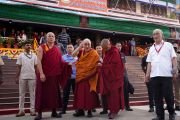 Его Святейшество Далай-лама выходит из монастыря Ганден Шарце, направляясь на открытие международной конференции «Чже Цонкапа: жизнь, философия и наследие». Мундгод, штат Карнатака, Индия. 20 декабря 2019 г. Фото: Лобсанг Церинг.