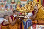 Монахи помогают Его Святейшеству Далай-ламе выполнять ритуалы во время посвящения Авалокитешвары. Бодхгая, штат Бихар, Индия. 3 января 2020 г. Фото: Тензин Чойджор.