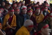 Надев красные ритуальные повязки, верующие, среди которых давний друг Его Святейшества Далай-ламы Ричард Гир, слушают наставления во время посвящения Авалокитешвары. Бодхгая, штат Бихар, Индия. 3 января 2020 г. Фото: Тензин Чойджор.