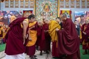 По завершении второго дня учений по «Циклу учений Манджушри» старшие монахи выражают почтение Его Святейшеству Далай-ламе. Бодхгая, штат Бихар, Индия. 5 января 2020 г. Фото: Тензин Чойджор.