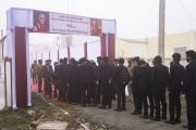 Студенты Индийского института менеджмента выстроились в очередь, чтобы пройти на площадку проведения лекции Его Святейшества Далай-ламы. Бодхгая, штат Бихар, Индия. 14 января 2020 г. Фото: Лобсанг Церинг.