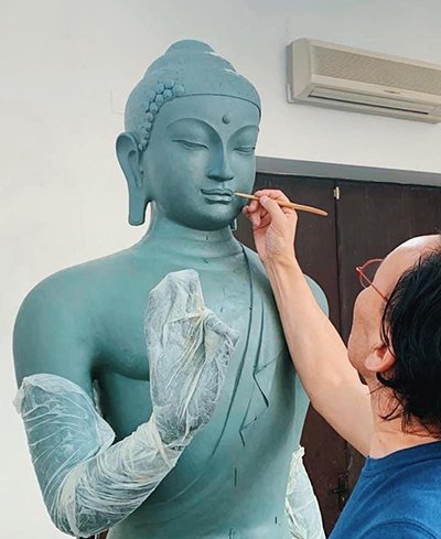 Даши Намдаков создает скульптуру Будды для бурятского дацана