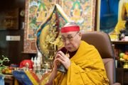 Его Святейшество Далай-лама, расположившийся в своей резиденции, выполняет подготовительные практики для посвящения Авалокитешвары, которое он дарует онлайн. Дхарамсала, штат Химачал-Прадеш, Индия. 29 мая 2020 г. Фото: дост. Тензин Джампхел.