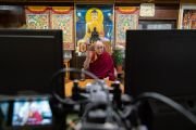 Вид из-за двух больших экранов, на которых показывают лица молодых людей из стран Юго-Восточной Азии, участвующих в онлайн-диалоге с Его Святейшеством Далай-ламой. Дхарамсала, штат Химачал-Прадеш, Индия. 7 июня 2020 г. Фото: дост. Тензин Джампхел.
