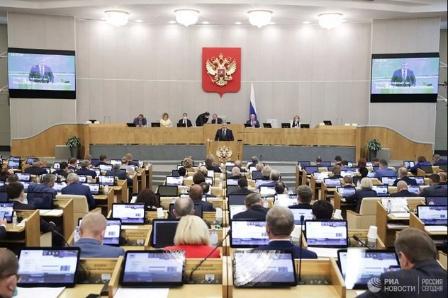 "Выглядит абсурдно". Поправки в закон рассорили духовенство с Госдумой