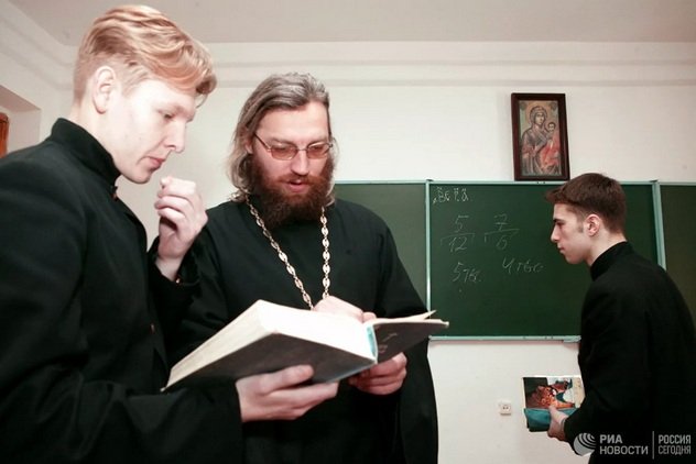 "Выглядит абсурдно". Поправки в закон рассорили духовенство с Госдумой