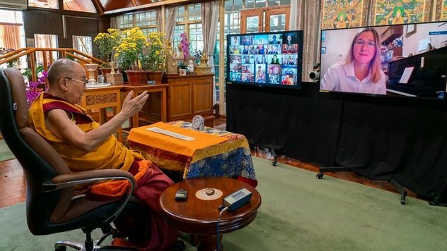 Далай-лама заявил об эре болезней в мире и призвал к мужеству