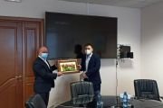 Вручение памятного подарка ректору Бурятского государственного университета, Николаю Мошкину от ректора, профессора Калмыцкого государственного университета, Бадмы Салаева. 17 ноября 2020 г.