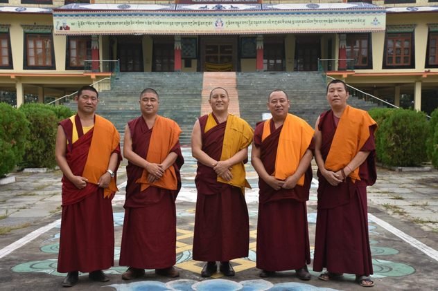 Монахи монастыря Дрепунг Гоманг продолжают читать молебны в режиме онлайн