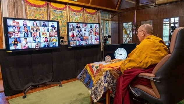 Далай-лама даровал учения по «Восьми строфам о преобразовании ума» и «Тридцати семи практикам бодхисаттвы»