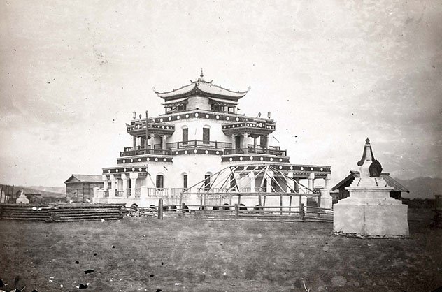 Когда две горы соединятся: в России восстановят старейший буддийский храм