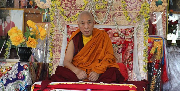 Досточтимый Ело Ринпоче дарует комментарий на «Три основы пути» Чже Цонкапы и дженанг Белой Тары