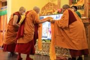 Досточтимый Тикси Ринпоче, находящийся в монастыре Тикси в Ладаке, совершает традиционные подношения Его Святейшеству Далай-ламе в начале второго дня учений по произведению Атиши «Светоч на пути к Пробуждению». Ле, Ладак, Индия. 14 июля 2021 г. Фото: монастырь Тикси. Досточтимый Тикси Ринпоче, находящийся в монастыре Тикси в Ладаке, совершает традиционные подношения Его Святейшеству Далай-ламе в начале второго дня учений по произведению Атиши «Светоч на пути к Пробуждению». Ле, Ладак, Индия. 14 июля 2021 г. Фото: монастырь Тикси.
