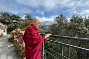 Фоторепортаж. Его Святейшество Далай-лама любуется видом на заснеженные вершины горного хребта Дауладхар