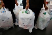 В Таиланде начали делать буддийские амулеты из мусора, чтобы побороть кризис отходов