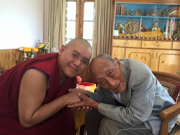 Кьябдже Линг Ринпоче вознес молитвы подле святого тела Кьябдже Рато Кьонгла Ринпоче Кьябдже Линг Ринпоче вознес молитвы подле святого тела Кьябдже Рато Кьонгла Ринпоче