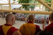 Направляясь на пуджу Калачакры, Его Святейшество Далай-лама приветствует людей, собравшихся во дворе главного тибетского храма. Дхарамсала, штат Химачал-Прадеш, Индия. 16 мая 2022 г. Фото: Тензин Чойджор (офис ЕСДЛ).