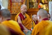 Мастер ритуального пения из монастыря Намгьял возглавляет молебен во время пуджи Калачакры. Дхарамсала, штат Химачал-Прадеш, Индия. 16 мая 2022 г. Фото: Тензин Чойджор (офис ЕСДЛ).