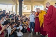 Направляясь в свою резиденцию после пуджи Калачакры, Его Святейшество Далай-лама приветствует собравшихся в главном тибетском храме. Дхарамсала, штат Химачал-Прадеш, Индия. 16 мая 2022 г. Фото: Тензин Чойджор (офис ЕСДЛ).