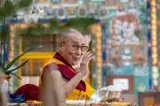 Его Святейшество Далай-лама машет рукой участникам пуджи Калачакры, организованной в храме Калачакры. Дхарамсала, штат Химачал-Прадеш, Индия. 16 мая 2022 г. Фото: Тензин Чойджор (офис ЕСДЛ).