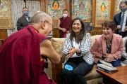 Его Святейшество Далай-лама, специальный координатор США по вопросам Тибета Узра Зея и временный поверенный в делах США в Индии Патрисия Лачина смеются над шуткой во время встречи, организованной в резиденции Его Святейшества. Дхарамсала, штат Химачал-Прадеш, Индия. 19 мая 2022 г. Фото: Тензин Чойджор (офис ЕСДЛ).