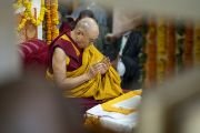 Его Святейшество Далай-лама читает молитвы во время молебна о его долгой жизни, организованного в главном тибетском храме. Дхарамсала, штат Химачал-Прадеш, Индия. 25 мая 2022 г. Фото: Тензин Чойджор (офис ЕСДЛ).