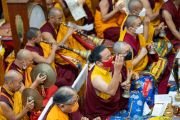 Монахи школы сакья тибетского буддизма играют на ритуальных инструментах во время молебна о долгой жизни Его Святейшества Далай-ламы. Дхарамсала, штат Химачал-Прадеш, Индия. 25 мая 2022 г. Фото: Тензин Чойджор (офис ЕСДЛ).