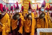 Монахи школы сакья тибетского буддизма читают молитвы и играют на ритуальных инструментах, встречая Его Святейшество Далай-ламу, прибывшего в главный тибетский храм на церемонию подношения молебна о долгой жизни. Дхарамсала, штат Химачал-Прадеш, Индия. 25 мая 2022 г. Фото: Тензин Чойджор (офис ЕСДЛ).