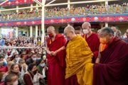 Возвращаясь в свою резиденцию после церемонии подношения молебна о долгой жизни, Его Святейшество Далай-лама приветствует собравшихся во дворе главного тибетского храма. Дхарамсала, штат Химачал-Прадеш, Индия. 25 мая 2022 г. Фото: Тензин Чойджор (офис ЕСДЛ).