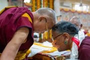 Его Святейшество Далай-лама и Его Святейшество Сакья Тричен во время молебна о долгой жизни Далай-ламы, организованного последователями школы сакья тибетского буддизма. Дхарамсала, штат Химачал-Прадеш, Индия. 25 мая 2022 г. Фото: Тензин Чойджор (офис ЕСДЛ).