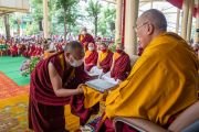 Во время презентации, организованной в главном тибетском храме, геше Лобсанг Монлам преподносит Его Святейшеству Далай-ламе том Большого тибетского словаря «Монлам». Дхарамсала, штат Химачал-Прадеш, Индия. 27 мая 2022 г. Фото: Тензин Чойджор (офис ЕСДЛ).
