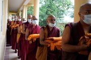 Кандидаты прибывают в резиденцию Его Святейшества Далай-ламы на заключительную церемонию дарования обетов гелонга (полного монашеского посвящения). Дхарамсала, штат Химачал-Прадеш, Индия. 28 мая 2022 г. Фото: дост. Тензин Джампхел (офис ЕСДЛ).