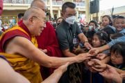 По завершении первого дня учений для тибетской молодежи верующие протягивают Его Святейшеству Далай-ламе четки с просьбой благословить их. Дхарамсала, штат Химачал-Прадеш, Индия. 1 июня 2022 г. Фото: Тензин Чойджор (офис ЕСДЛ).