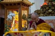 Вид на статую Кьиронга Джово во время подготовительных ритуалов для посвящения Тысячерукого Авалокитешвары, проводимых Его Святейшеством Далай-ламой. Дхарамсала, штат Химачал-Прадеш, Индия. 1 июня 2022 г. Фото: Тензин Чойджор (офис ЕСДЛ).