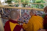 Прибыв в главный тибетский храм, чтобы по просьбе тибетской молодежи даровать посвящение Тысячерукого Авалокитешвары, Его Святейшество Далай-лама смотрит на собравшихся во дворе верующих. Дхарамсала, штат Химачал-Прадеш, Индия. 2 июня 2022 г. Фото: Тензин Чойджор (офис ЕСДЛ). Прибыв в главный тибетский храм, чтобы по просьбе тибетской молодежи даровать посвящение Тысячерукого Авалокитешвары, Его Святейшество Далай-лама смотрит на собравшихся во дворе верующих. Дхарамсала, штат Химачал-Прадеш, Индия. 2 июня 2022 г. Фото: Тензин Чойджор (офис ЕСДЛ).
