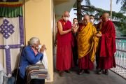Обходя храм Калачакры, Его Святейшество Далай-лама приветствует пожилую тибетку. Дхарамсала, штат Химачал-Прадеш, Индия. 2 июня 2022 г. Фото: Тензин Чойджор (офис ЕСДЛ). Обходя храм Калачакры, Его Святейшество Далай-лама приветствует пожилую тибетку. Дхарамсала, штат Химачал-Прадеш, Индия. 2 июня 2022 г. Фото: Тензин Чойджор (офис ЕСДЛ).