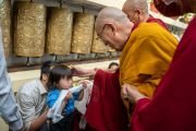 По прибытии в главный тибетский храм на молитвенную сессию, организованную в рамках начитывания 100 миллионов мантр «мани» (мани дхондруп), Его Святейшество Далай-лама тепло приветствует тибетского мальчика. Дхарамсала, штат Химачал-Прадеш, Индия. 8 июня 2022 г. Фото: Тензин Чойджор (офис ЕСДЛ).