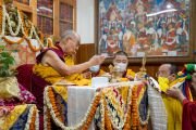 В начале первого дня учений по случаю священного месяца Сага Дава Тай Ситу Ринпоче подносит Его Святейшеству Далай-ламе символы пробужденных тела, речи и ума. Дхарамсала, штат Химачал-Прадеш, Индия. 13 июня 2022 г. Фото: Тензин Чойджор (офис ЕСДЛ). В начале первого дня учений по случаю священного месяца Сага Дава Тай Ситу Ринпоче подносит Его Святейшеству Далай-ламе символы пробужденных тела, речи и ума. Дхарамсала, штат Химачал-Прадеш, Индия. 13 июня 2022 г. Фото: Тензин Чойджор (офис ЕСДЛ).