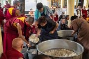 Волонтеры наполняют ведра сладким рисом, которым будут по традиции угощать участников подношения Его Святейшеству Далай-ламе молебна о долгой жизни. Дхарамсала, штат Химачал-Прадеш, Индия. 24 июня 2022 г. Фото: Тензин Чойджор (офис ЕСДЛ). Волонтеры наполняют ведра сладким рисом, которым будут по традиции угощать участников подношения Его Святейшеству Далай-ламе молебна о долгой жизни. Дхарамсала, штат Химачал-Прадеш, Индия. 24 июня 2022 г. Фото: Тензин Чойджор (офис ЕСДЛ).