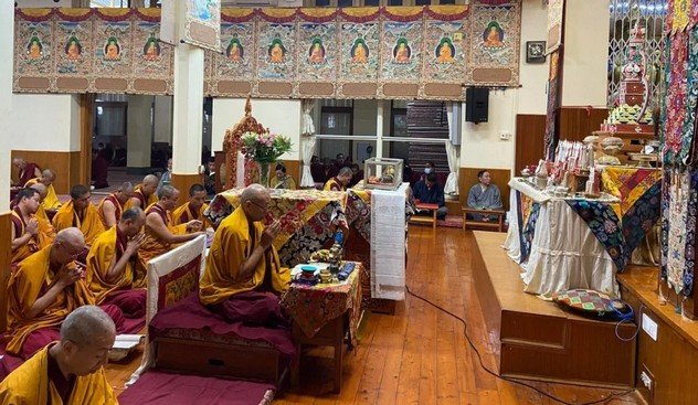 В Дхарамсале начался ежегодный молебен о долголетии коренного гуру «Маха гуру бумцог»